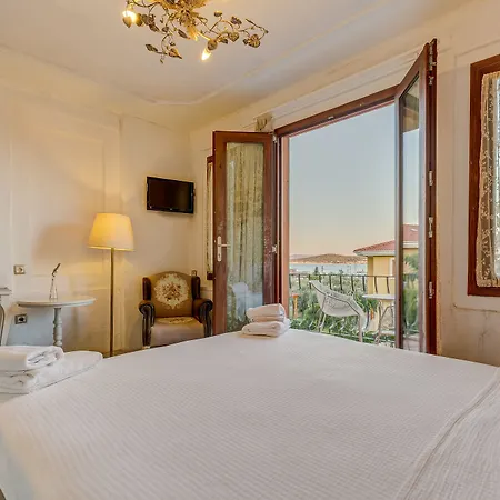Cunda Battalos Kuecuek Otel 2*